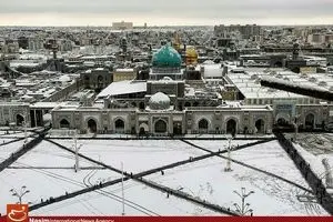بارش برف در صحن حرم امام رضا(ع)