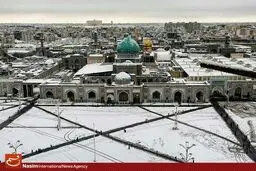 بارش برف در صحن حرم امام رضا(ع)