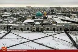 بارش برف در صحن حرم امام رضا(ع)