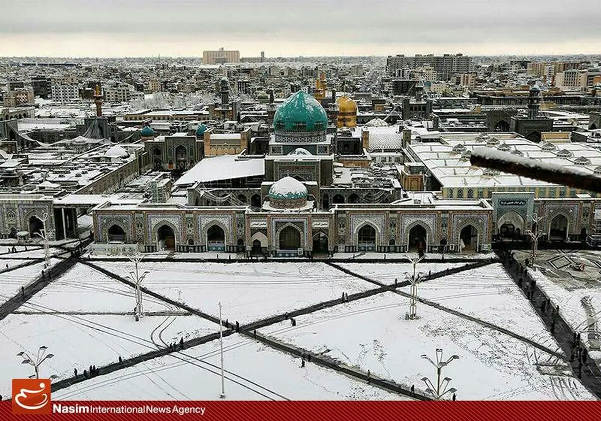 بارش برف در صحن حرم امام رضا(ع)