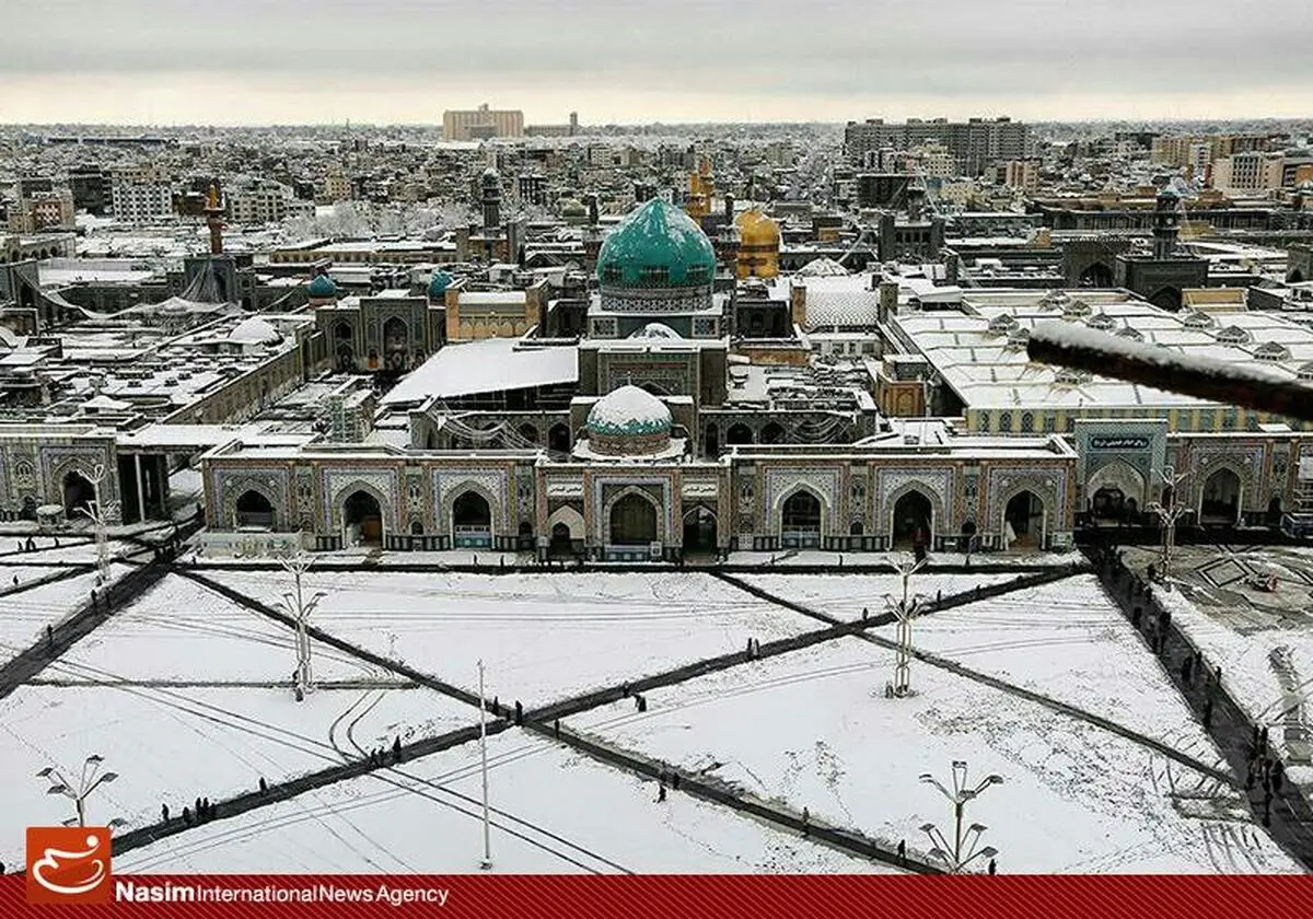 بارش برف در صحن حرم امام رضا(ع)
