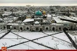 بارش برف در صحن حرم امام رضا(ع)