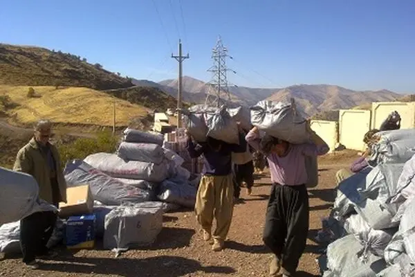 کوله‌بران برای ۱۰۰ هزار تومان جان خود را در زیر بهمن از دست دادند