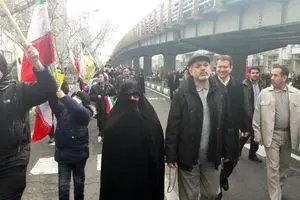 استکبار باید در برابر عزت مردم و انظام اسلامی سر تعظیم فرود آورد