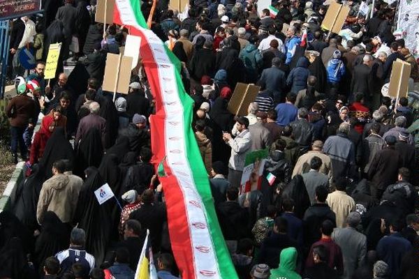 نیویورک تایمز:راهپیمایان ایرانی شعار مرگ‌ بر آمریکا سر می‌دهند