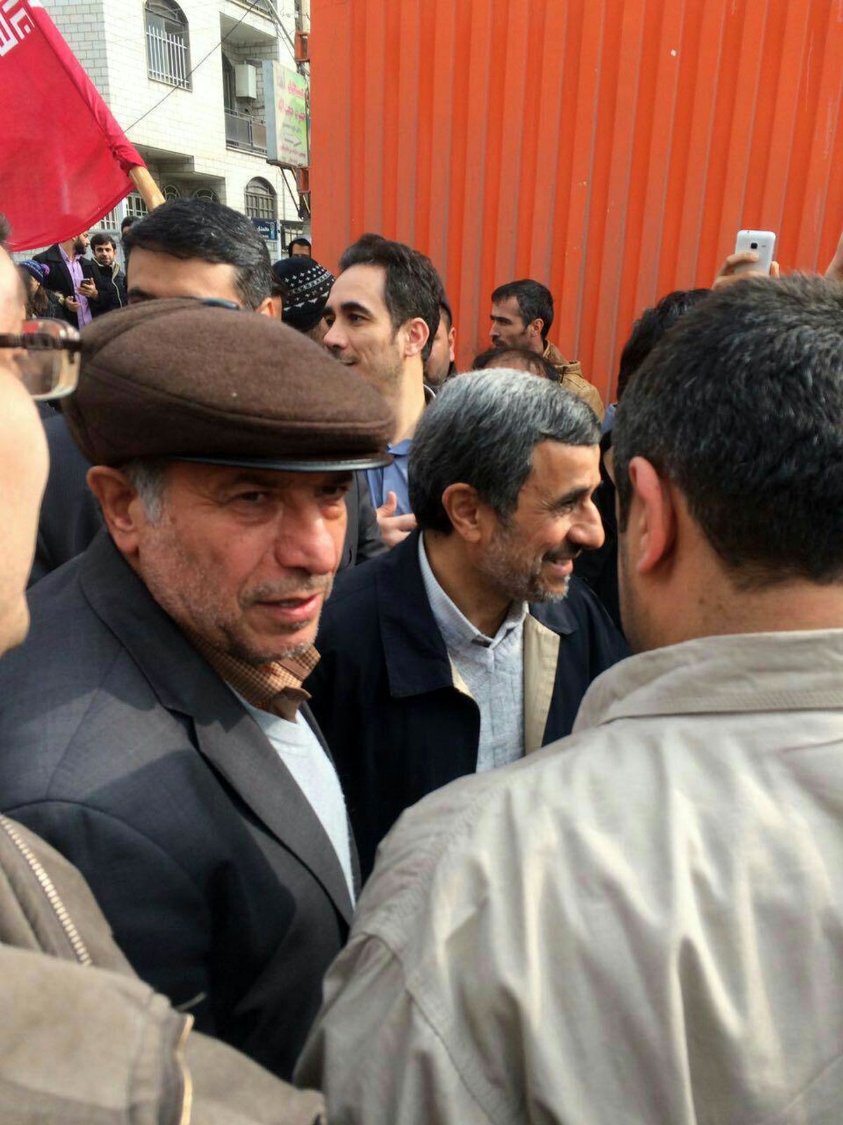 حضور احمدی‌نژاد در جمع راهپیمایان ۲۲ بهمن + عکس