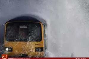 عبور قطار از میان موج‌های خروشان در لندن