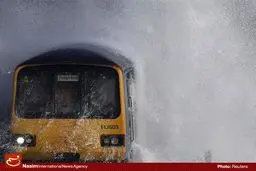 عبور قطار از میان موج‌های خروشان در لندن