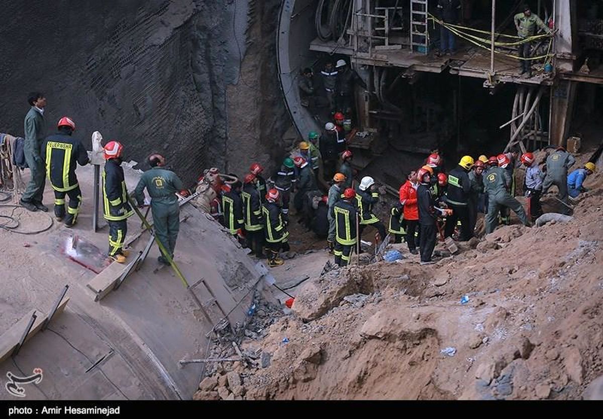 یکی از اجساد حادثه تونل مترو قم دقایقی پیش خارج شد