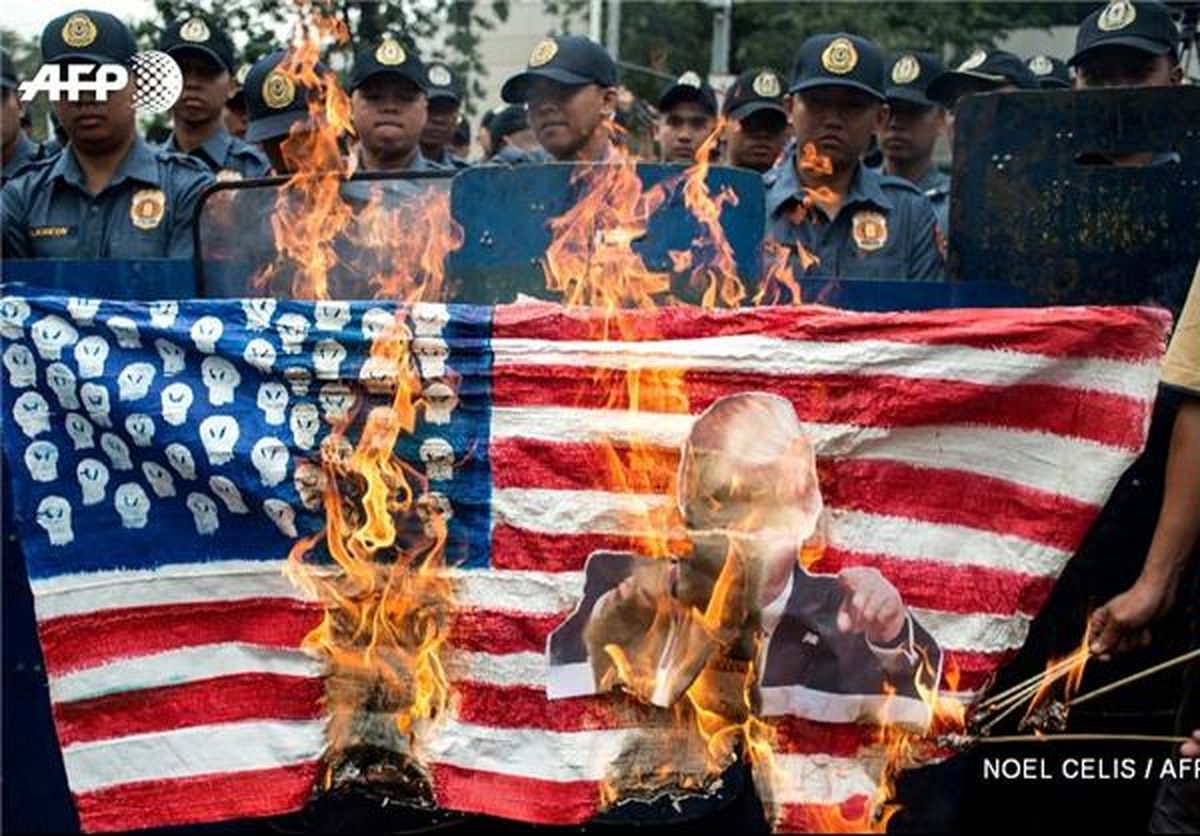 پرچم آمریکا و تصویر "ترامپ" در فیلیپین به آتش‌ کشیده شد