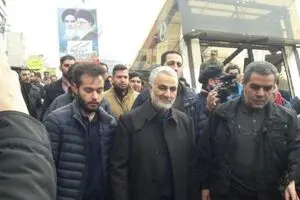 سردار سلیمانی از چهارراه‌ ولی‌عصر به راهپیمایان تهرانی پیوست + عکس و فیلم