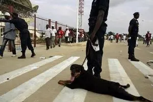 ۷۶ کشته و زخمی بر اثر ورود تماشاگران به زمین مسابقه!