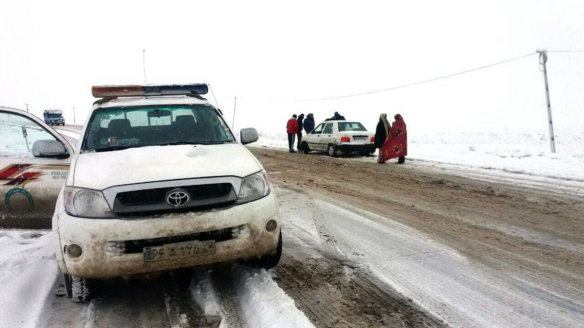 برف و کولاک شدید ۵ استان کشور را درنوردید/ رهاسازی ۱۳۰ خودروی گرفتار در برف