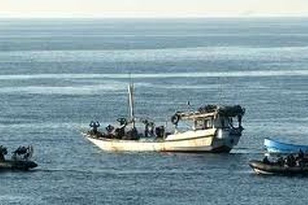 نجات کشتی ایرانی از تعرض ۱۱ قایق تندرو دزدان دریایی در باب‌المندب