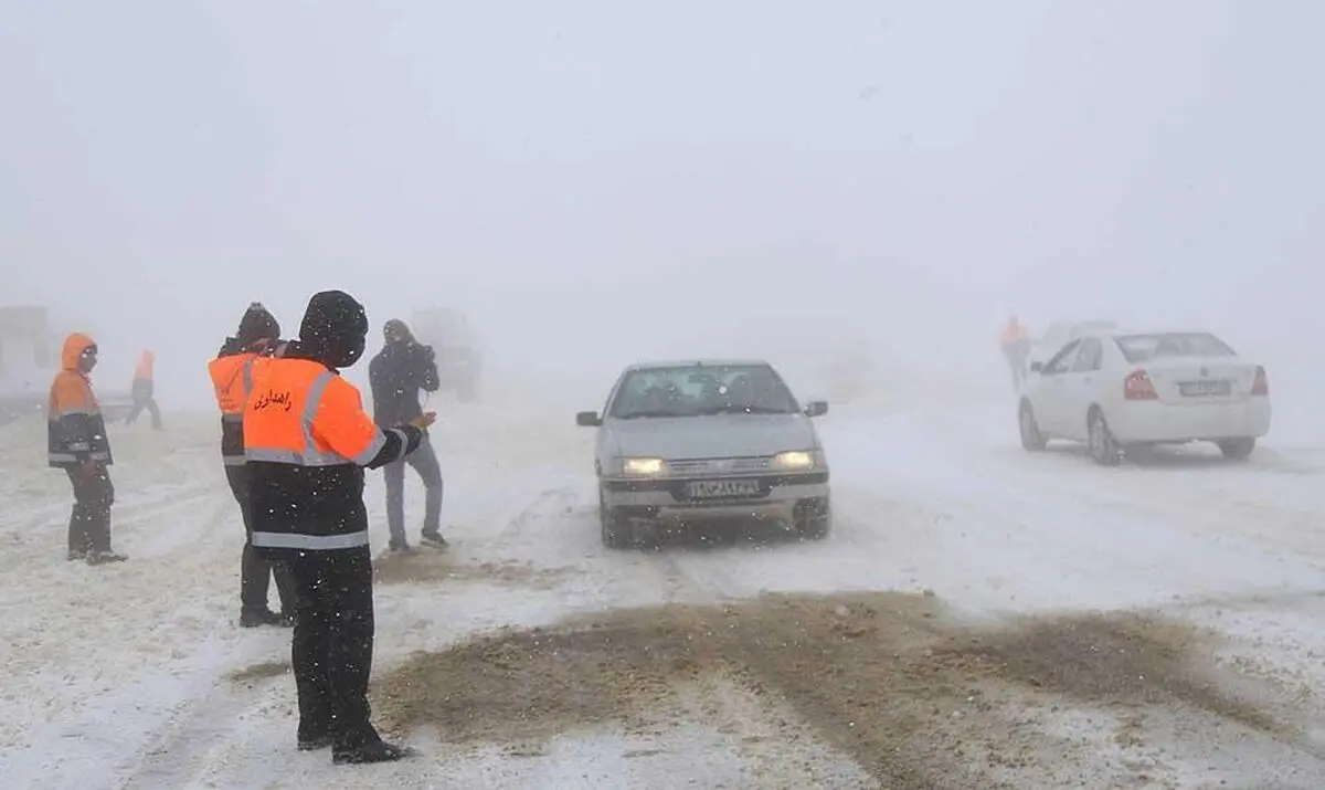 آخرین وضعیت جوی و ترافیکی راه‌ها/ تردد در محورهای استان گیلان منوط به استفاده از زنجیر چرخ