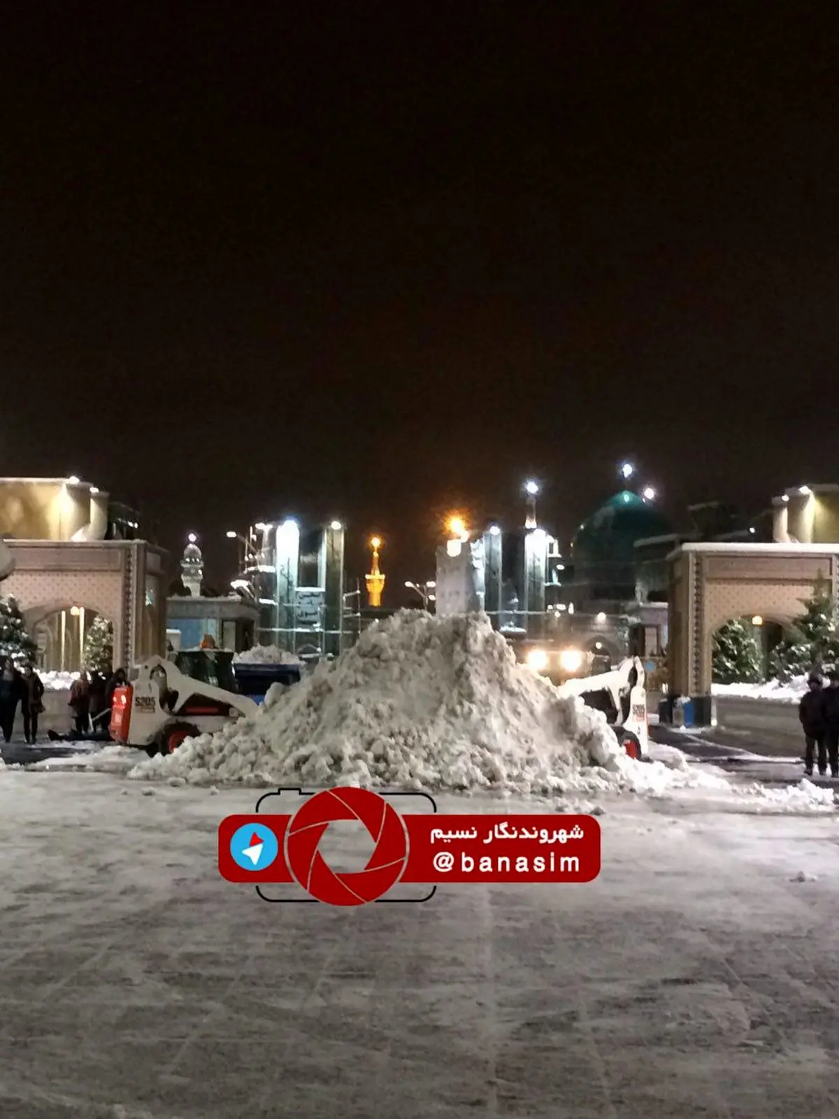 جمع آوری برف شب گذشته - مقابل باب الجواد