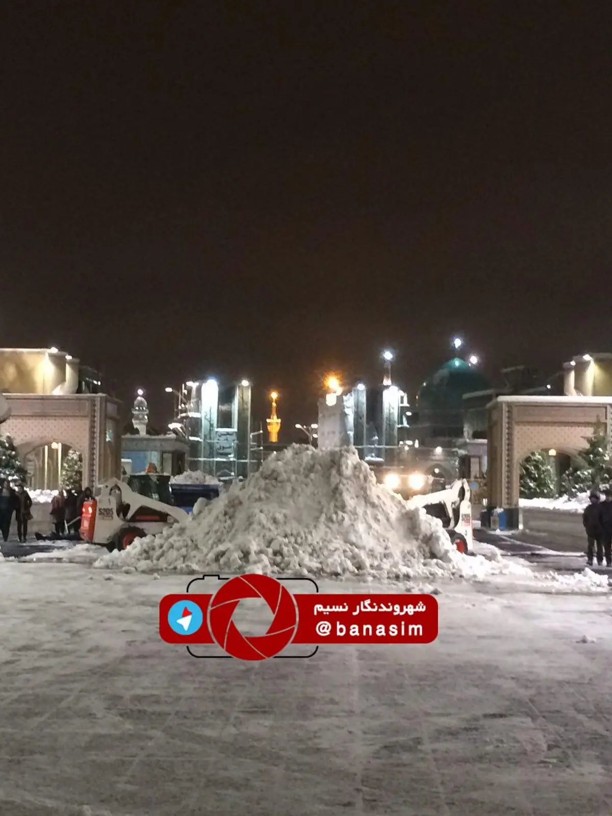 جمع آوری برف شب گذشته - مقابل باب الجواد