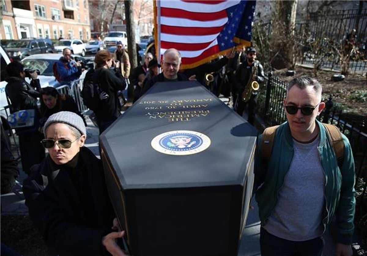 تشییع جنازه نمادین "ریاست جمهوری آمریکا" در نیویورک برگزار شد + تصاویر