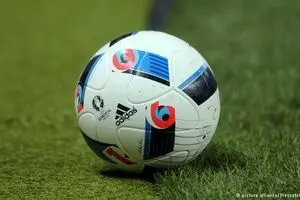 شاگردان اسکولاری نماینده هنگ کنگ را گلباران کردند