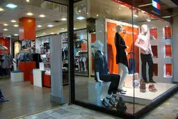 سالانه ۷ میلیارد دلار پوشاک و کفش خارجی در ایران مصرف می‌شود/ نیمی از پوشاک وارداتی به کشور قاچاق است