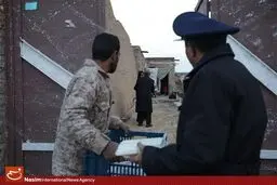 توزیع شش هزار غذای متبرک امام رضا(ع) در روستای سیل‌زده تایباد