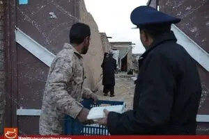 توزیع شش هزار غذای متبرک امام رضا(ع) در روستای سیل‌زده تایباد