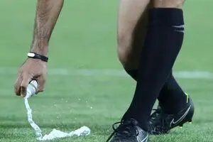 داور کره‌ای دیدار ذوب‌آهن ایران - الاهلی عربستان سوت می‌زند