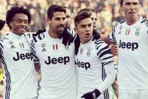 پیروزی آسان بانوی پیر برابر امپولی