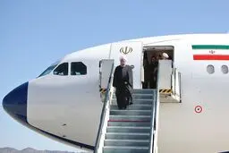 روحانی وارد اسلام آباد شد/ استقبال پاکستانی‌ها با شلیک ۲۱ گلوله توپ