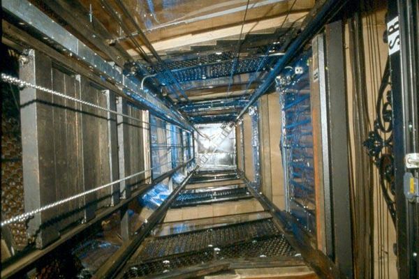سقوط ۳ کارگر در چاهک آسانسور/ ۲ مصدوم و یک فوتی