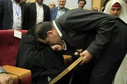 وزیر بهداشت بر دستان کدام مادر شهید بوسه زد؟ + عکس