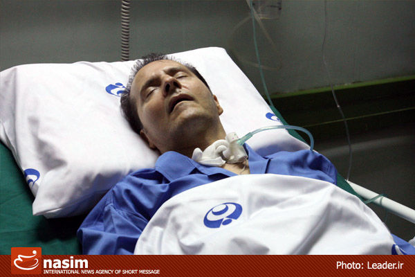عمل جراحی احمد عزیزی به علت وخامت حالش متوقف شد/ پزشکان با دارو احمد را زنده نگاه داشته‌اند