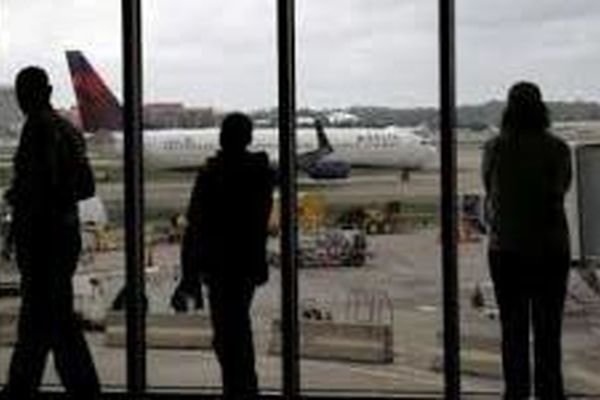 اعتصاب مأموران کنترل پرواز فرودگاه‌های فرانسه بسیاری از پروازها را لغو کرد