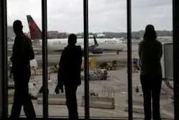 اعتصاب مأموران کنترل پرواز فرودگاه‌های فرانسه بسیاری از پروازها را لغو کرد