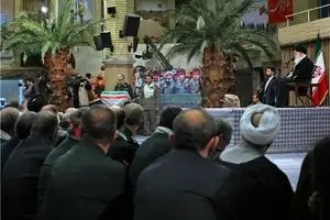 اتفاقی جالب در دیدار صمیمانه راهیان نور با رهبر انقلاب/ رنگ و بوی متفاوت در حسینیه امام خمینی (ره)