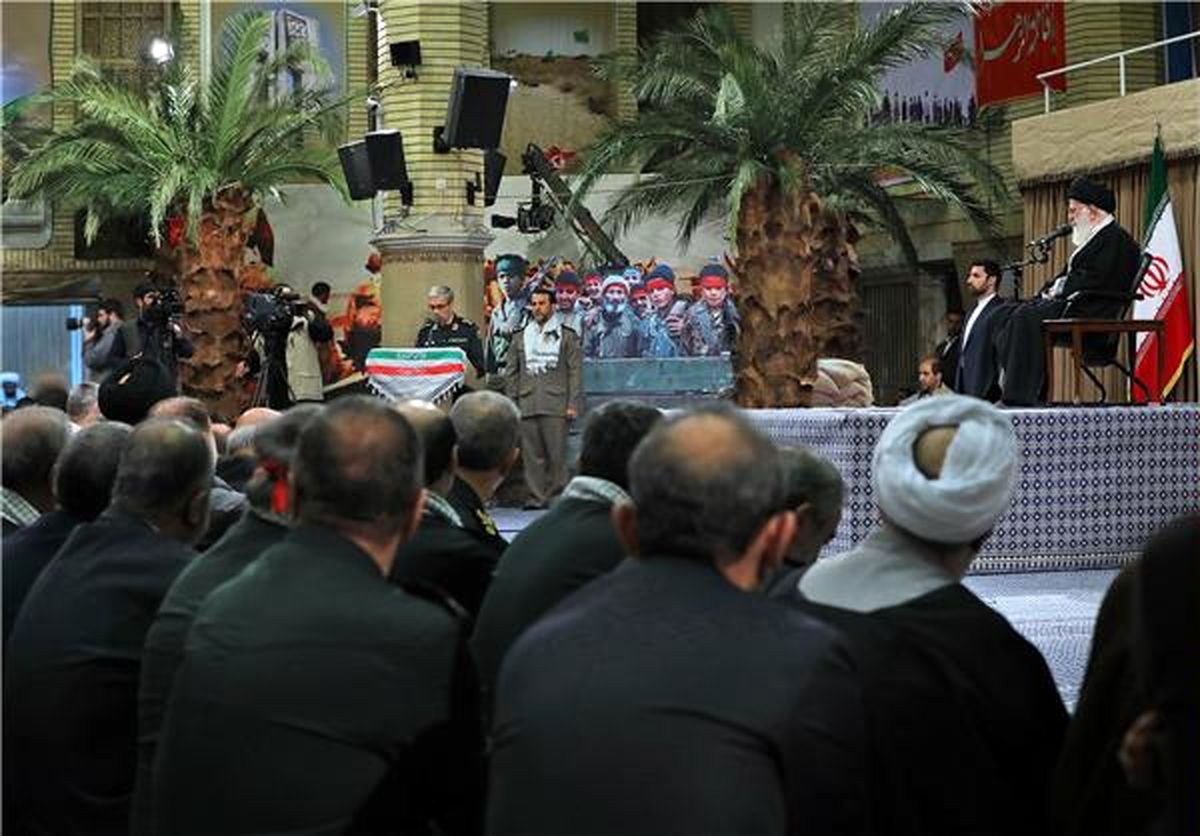 اتفاقی جالب در دیدار صمیمانه راهیان نور با رهبر انقلاب/ رنگ و بوی متفاوت در حسینیه امام خمینی (ره)