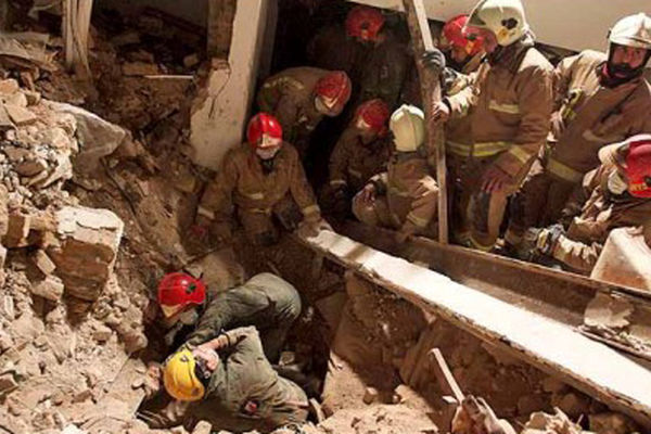 تخریب دیواره ساختمان در حین گودبرداری/ ۳ کارگر از زیر آوار زنده خارج شدند