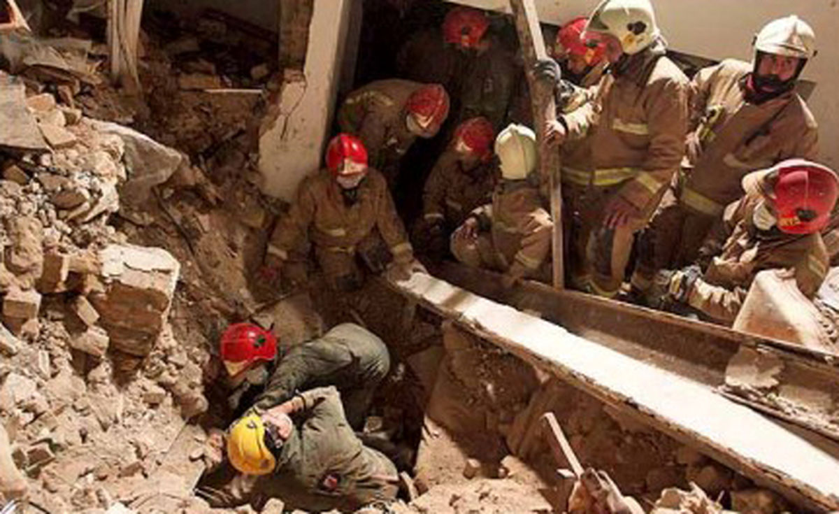 تخریب دیواره ساختمان در حین گودبرداری/ ۳ کارگر از زیر آوار زنده خارج شدند