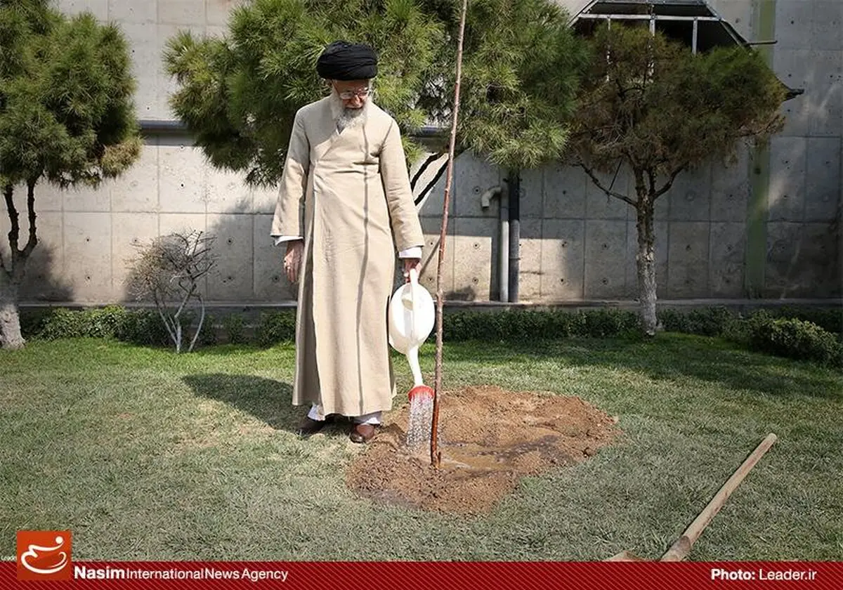 کاشت نهال توسط رهبر معظم انقلاب بمناسبت هفته منابع طبیعی