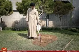 کاشت نهال توسط رهبر معظم انقلاب بمناسبت هفته منابع طبیعی