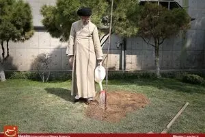 کاشت نهال توسط رهبر معظم انقلاب بمناسبت هفته منابع طبیعی