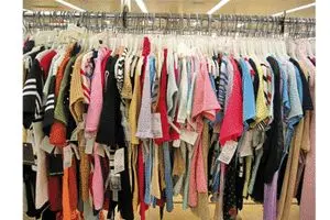 فروش لباس عید ۳۰ درصد کاهش یافت!/ پاساژها پر از جمعیت است، مردم برای تفریح به بازار می‌آیند!