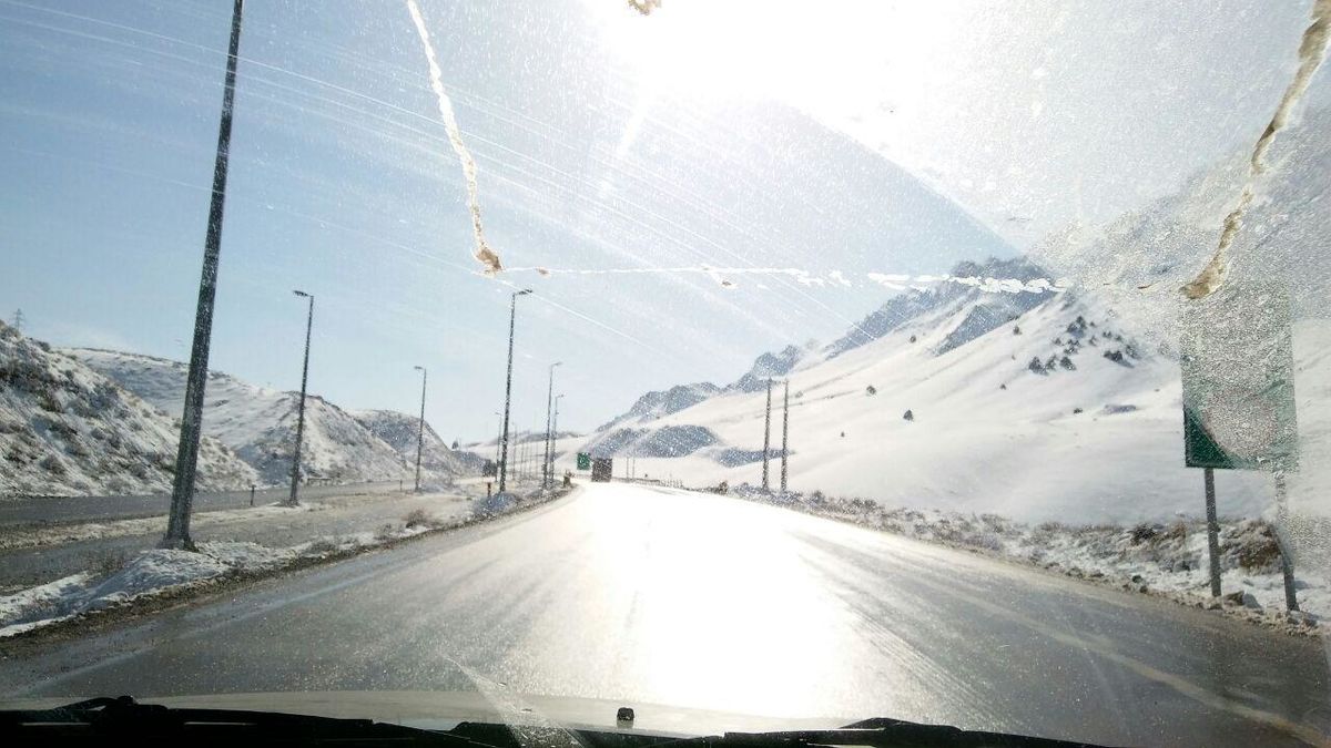 نمای زیبایی از سفیدپوش شدن کوه‌ها در جاده فیروزکوه