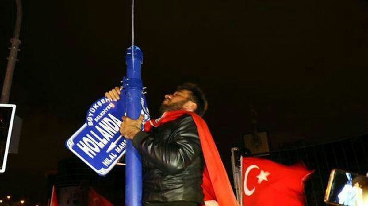 تعرض معترضان در ترکیه به ساختمان کنسولگری هلند در استانبول