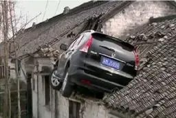 خودرویی که بر بام خانه پرید