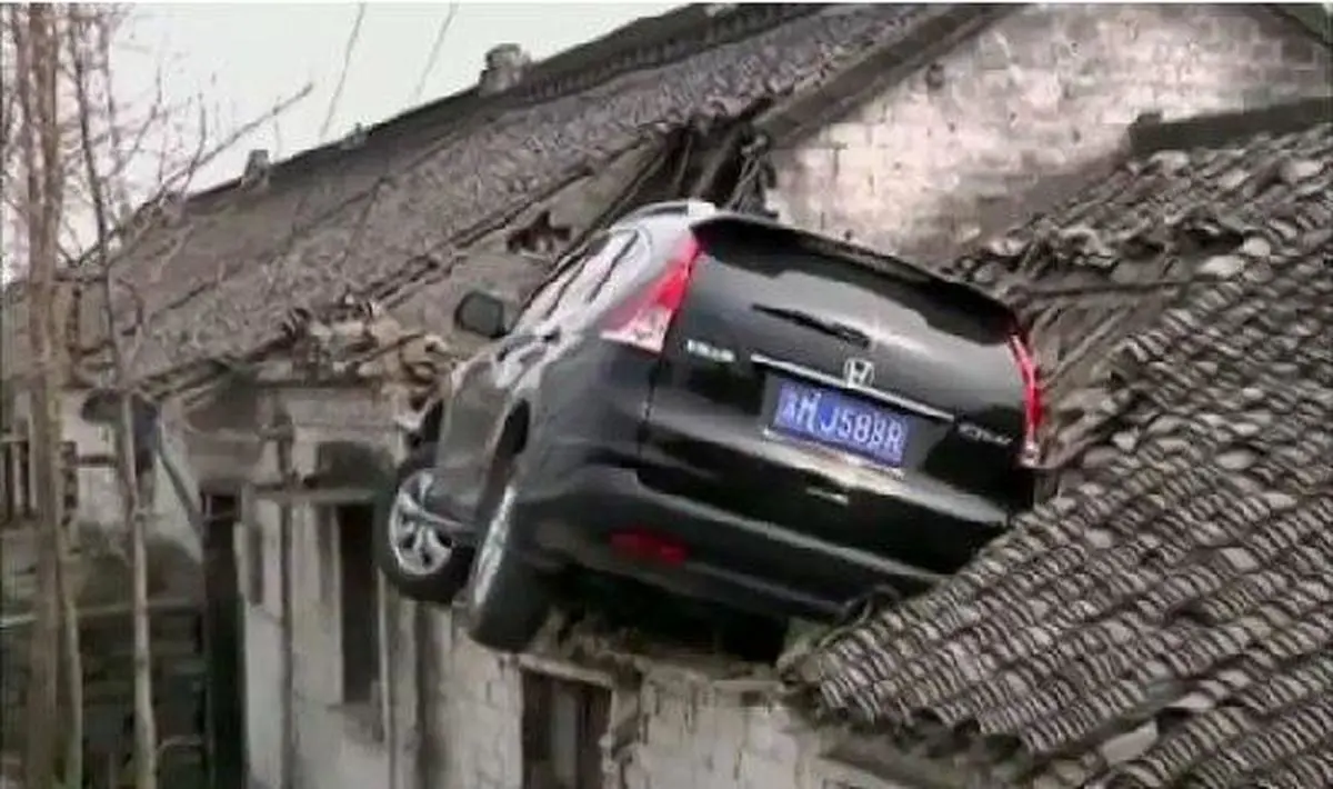 خودرویی که بر بام خانه پرید