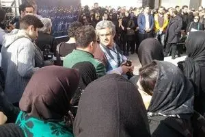 پیکر یداللهی به سوی خانه ابدی بدرقه شد/ تابوتی منقش به پرچم ایران؛ وصیت شاعر پرآوازه