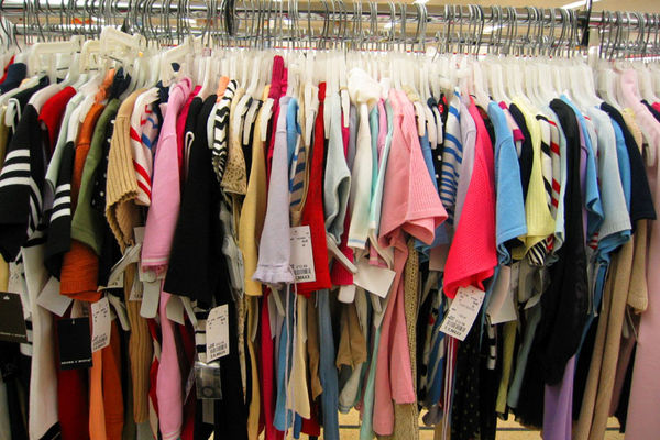 کاهش ۴۰ تا ۵۰ درصدی فروش پوشاک در آستانه نوروز ۹۶/ لباس نو هم از سبد خرید نوروزی مردم حذف شد
