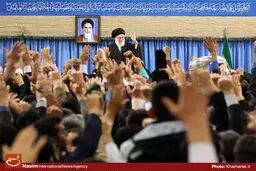 جمعی از مداحان و ذاکران اهل‌بیت صبح امروز با رهبر انقلاب دیدار کردند/ مداحی سیدرضا نریمانی  + تصاویر