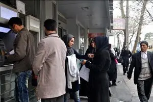 سقف برداشت از خودپردازهای همچنان همان ۲۰۰ هزار تومان است!/ سرگردانی مردم جلوی خود پردازها